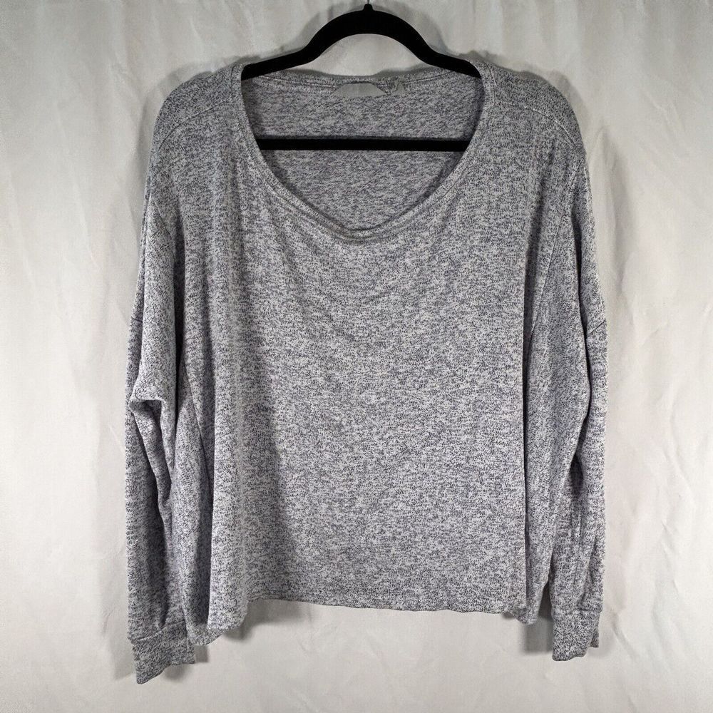 Athleta top Women's Medium Grey Round Neck Long Sleeve Cropped Top